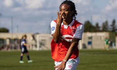 Melchie Daëlle Dumornay célébrant un but avec le Stade de Reims