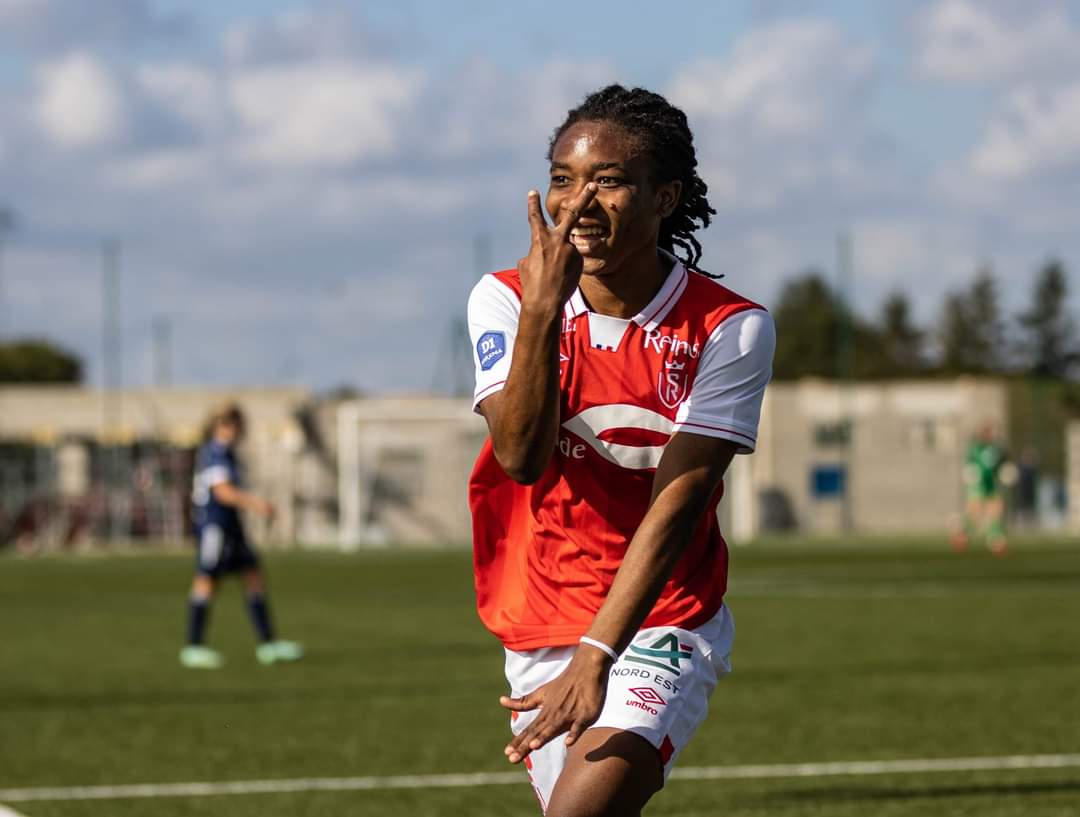 Melchie Daëlle Dumornay célébrant un but avec le Stade de Reims