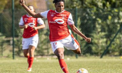 La joueuse de football Kethna Louis frappant le ballon sous les couleurs du Stade de Reims en D1 Arkema