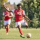 La joueuse de football Kethna Louis frappant le ballon sous les couleurs du Stade de Reims en D1 Arkema