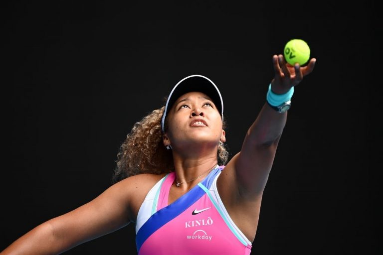 naomi osaka servant la balle de tennis