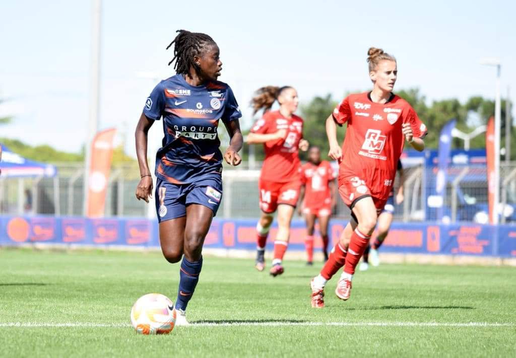 Nerilia Mondesir, balle au pied face au Stade de Reims