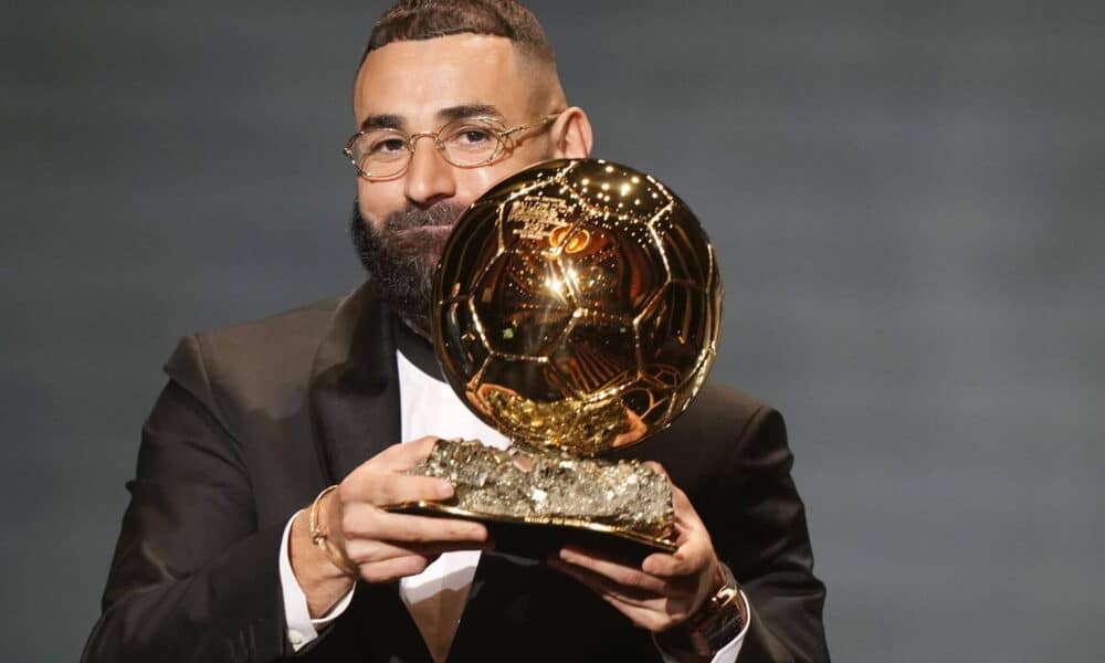 Karim Benzema posant avec son Ballon d'Or 2022