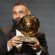 Karim Benzema posant avec son Ballon d'Or 2022