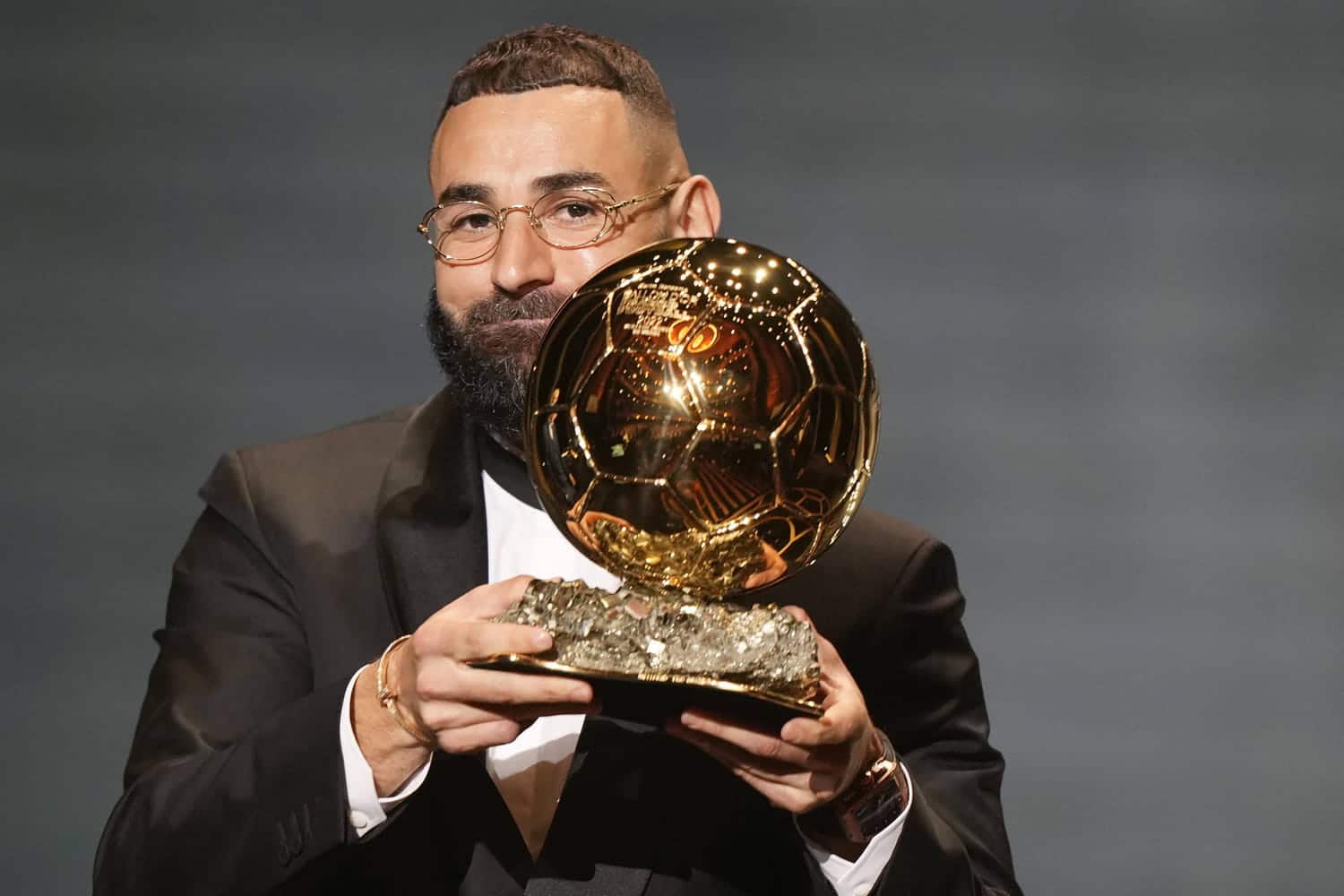 Karim Benzema posant avec son Ballon d'Or 2022