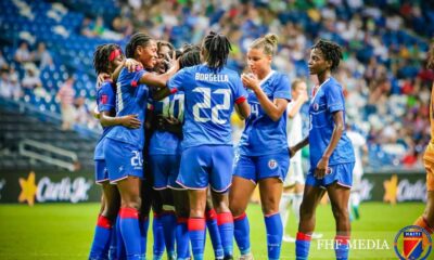 La selection haitienne de football feminine célébrant un but sur la pelouse