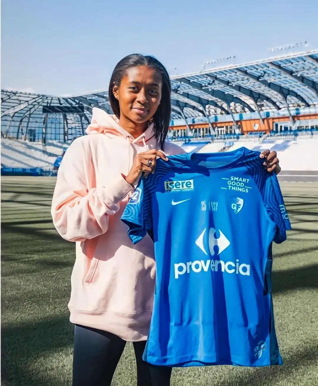 La joueuse de football Chelsea Surpris présentant le maillot de son nouveau club, le Grenoble Foot 38