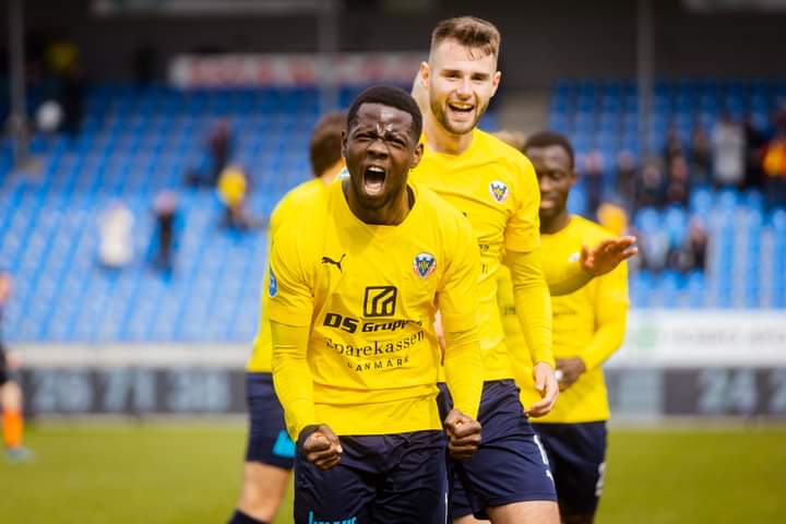 Deedson Louicius célébrant son but avec l'Hobro IK