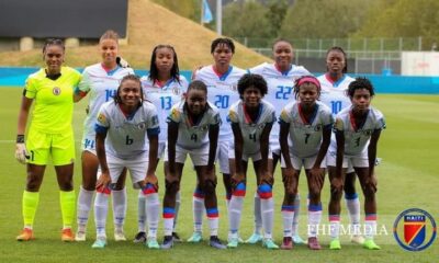 Les joueuses haitiennes posent pour la photo d'avant-match