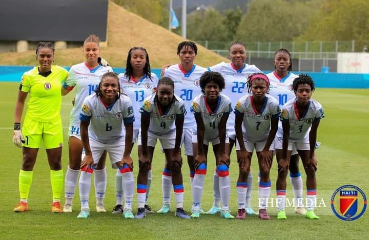Les joueuses haitiennes posent pour la photo d'avant-match