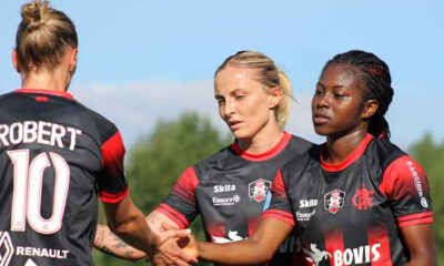 Batcheba Louis célébrant un but avec ses coéquipiers du FC Fleury