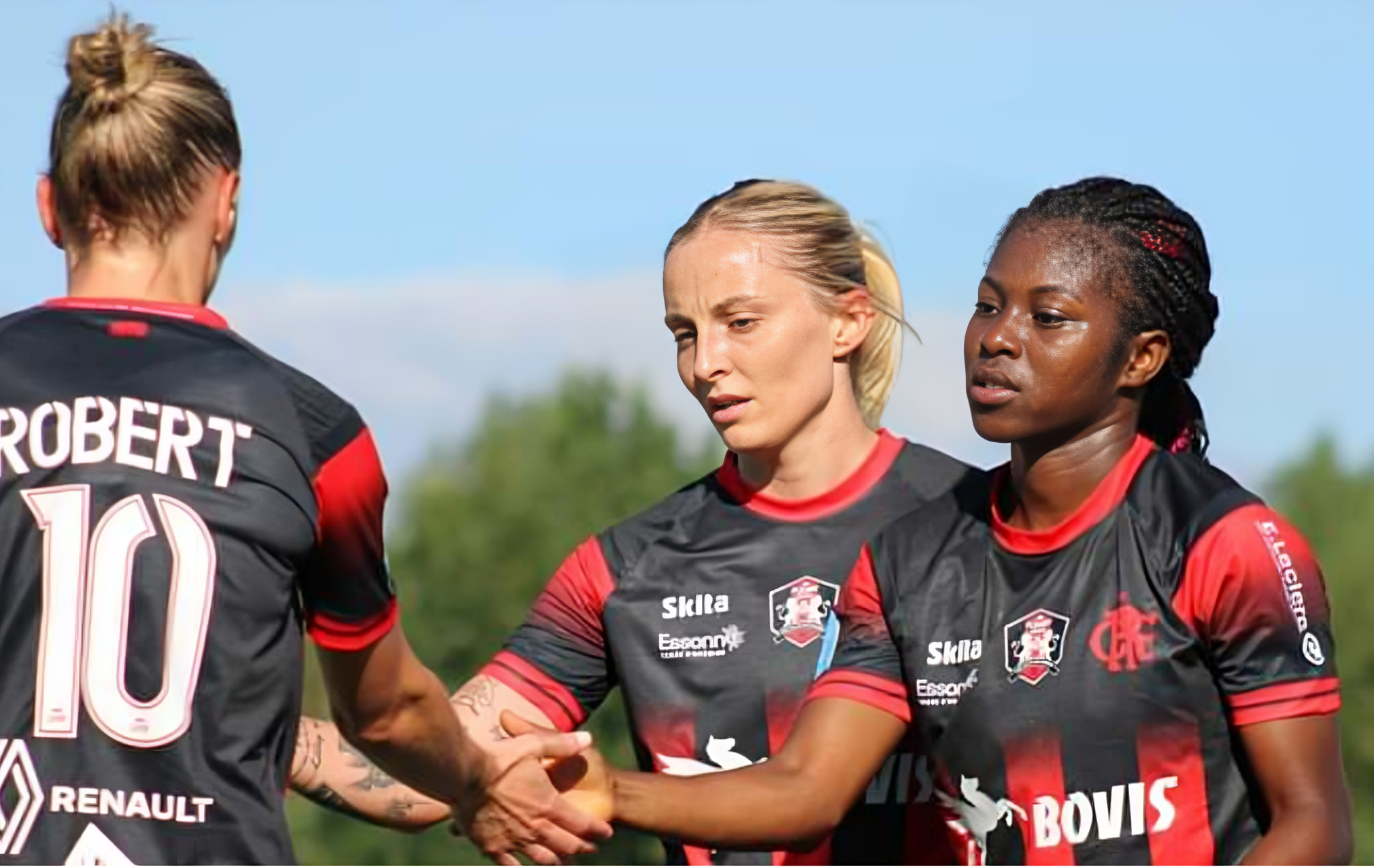 Batcheba Louis célébrant un but avec ses coéquipiers du FC Fleury